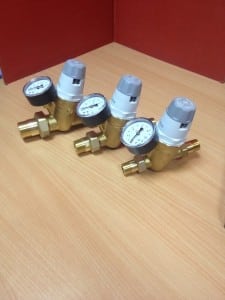 Tres reductoras de presión de agua de 1", 3/4" y 1/2"
